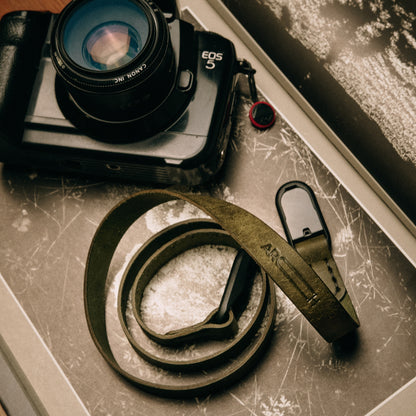 004 Original Kameragurt aus Leder mit Peak Design 