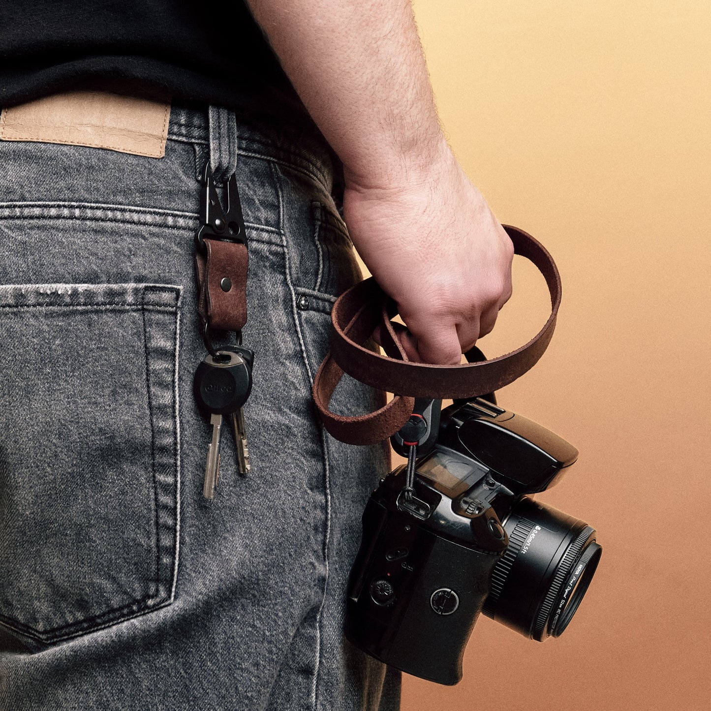 man carrying his keys with a carabiner hook 