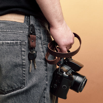 man carrying his keys with a carabiner hook 